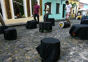 De A Tarde: tambores do Olodum cobrem-se de luto por Neguinho do Samba.