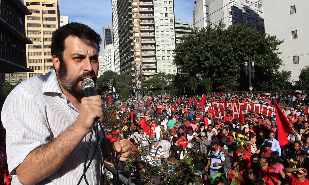 Guilherme Boulos durante ato contra o impeachment, em fevereiro de 2016.