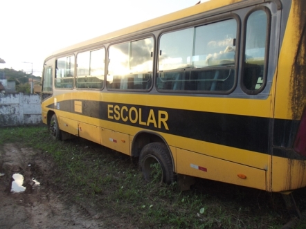 ônibus escolar abandonado