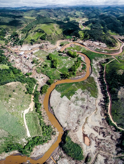Lama no rio Gualaxo, afluente do rio Doce. Imagem: Pedro Mascaro.