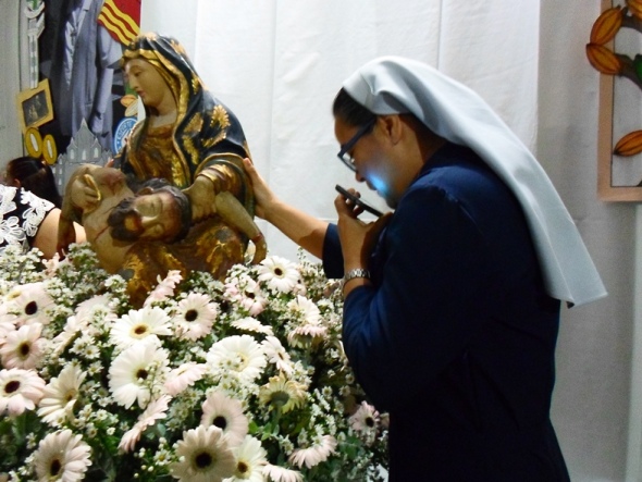 Madre Superiora diante da imagem de Nossa Senhora da Piedade. Imagens: Thiago Dias/Blog do Gusmão.
