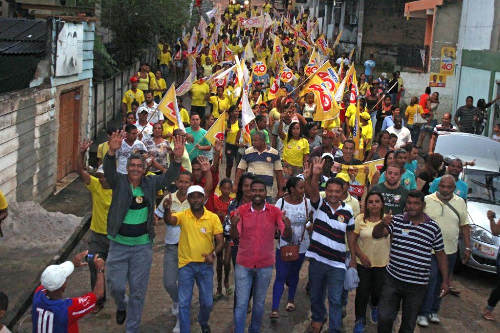 Bebeto lidera caminhada no Salobrinho. Imagem: Jan Rocha.