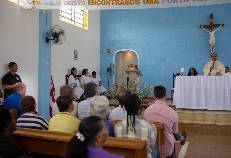 Vice-prefeito assiste missa em homenagem à padroeira de Inema. Imagem: Clodoaldo Ribeiro.
