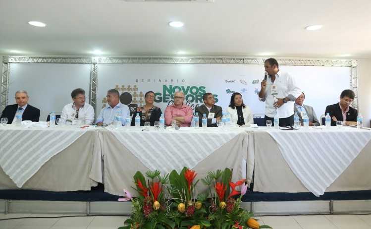 Marão representa prefeitos eleitos na mesa do evento. Imagem: Clodoaldo Ribeiro/Ascom-PSD.