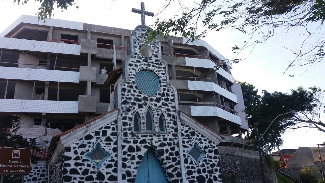 A histórica Igreja de Nossa Senhora de Vitória e o "novo vizinho".