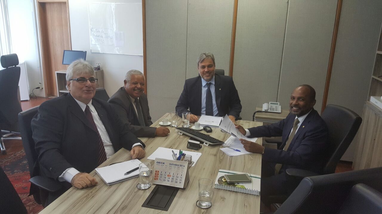 O deputado Bebeto durante audiência com o secretário nacional do Patrimônio da União. 