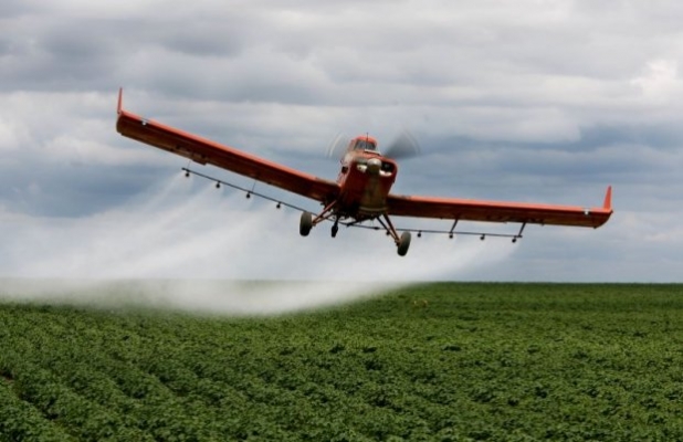 Aeronave lança agrotóxico em plantação no Mato Grosso.