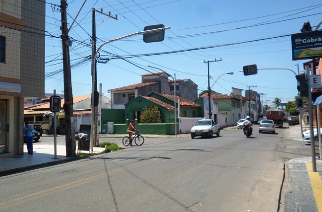 Semáforos instalados em 2015 na rua 13 de Maio nunca funcionaram. Imagem: Thiago Dias/Blog do Gusmão.