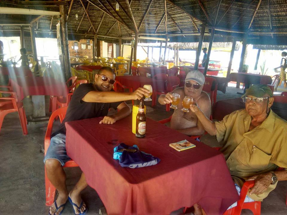 Fred Abobreira, José Henrique Abobreira e Jerônimo Sena: um brinde entre três gerações do Pontal.