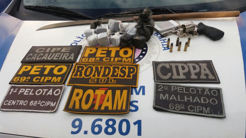 Maconha e arma apreendidas. 