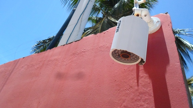 Câmera de segurança quebrada em casa do Mar e Sol. Imagem: Thiago Dias/Blog do Gusmão.