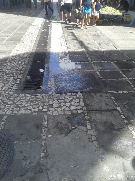 Imagem registrada por um morador de Ilhéus mostra líquido fedorento na Marquês.