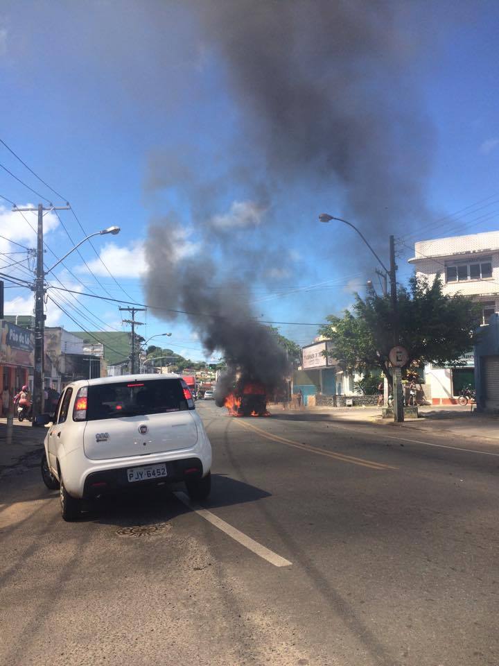 Carro em chamas perto do semáforo da Avenida Itabuna.