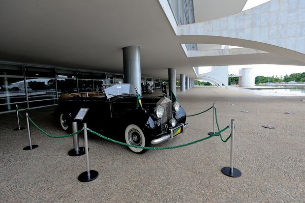 Rolls-Royce usado nas posses presidenciais exposto na entrada do Palácio do Planalto. 