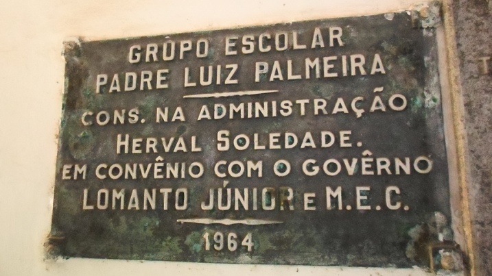 Placa que registrou fundação do "grupo escolar". 