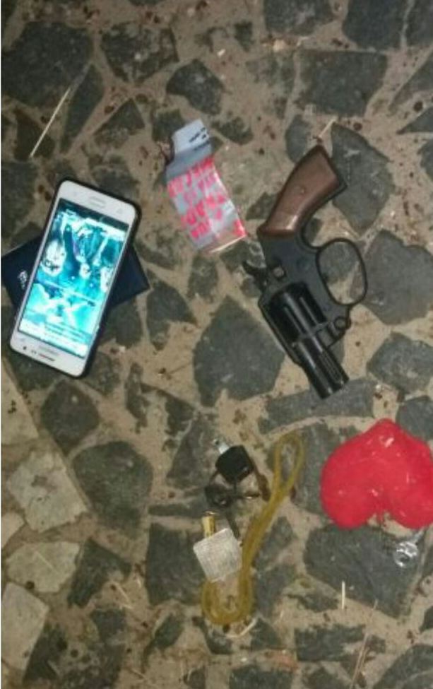 Arma falsa apreendida. Imagem: Polícia Militar.