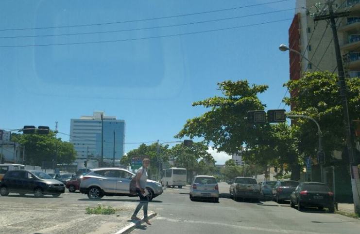 Pedestre aguarda para atravessar rua em frente à unidade da Receita Federal. Leitora registrou a imagem nesta quarta-feira.