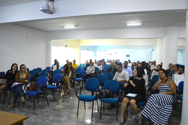 Imagem da atividade no auditório Cid Gesteira, na Faculdade Madre Thaís.