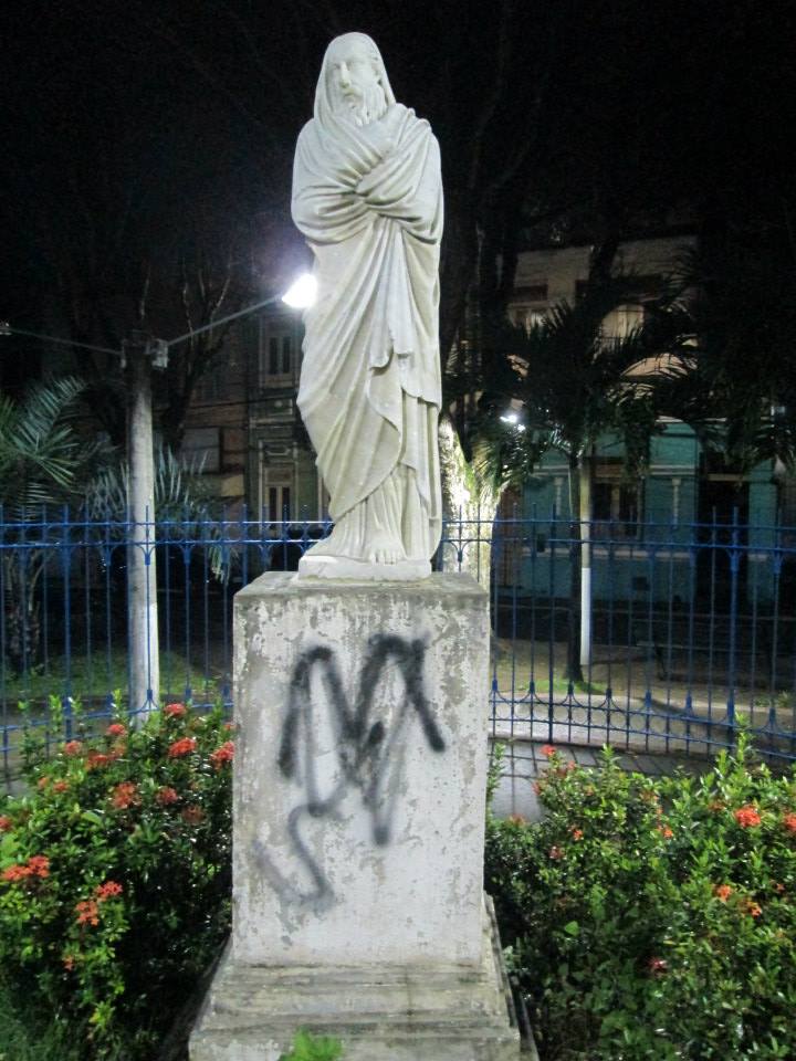Pichação na estátua de Inverno (Foto: Larissa Paixão)