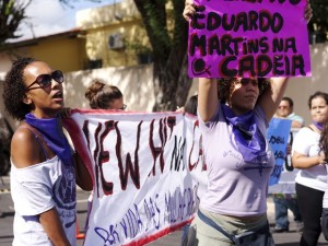 Mulheres protestam contra os acusados. Foto: Maíra Guedes /  Marcha Mundial das Mulheres.