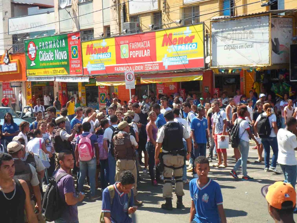 Dezenas de estudantes paralisaram o trânsito no centro de Ilhéus na manhã dessa segunda-feira, 02. O protesto é contra o aumento da tarifa do transporte coletivo, determinado pelo Prefeito Jabes Ribeiro a partir do dia 08 de junho (próximo domingo).